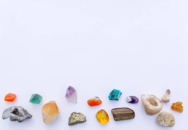 Soğutulmuş taşlar, taş terapisi ve yüz masajı için davetiye tasarımı şablonu. Güzel mücevherler, jeojenler, kristaller, beyaz arka planda izole edilmiş mineral taşlar..
