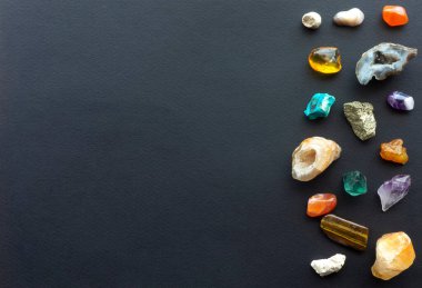 Minerallerle yapılan terapi masajına davetiyeler ve soğutulmuş değerli taşlarla yapılan masajlar için değerli taşlar. Kartvizitler, davetiyeler, fotokopi alanı olan pankartlar için taşlı tasarım şablonu.