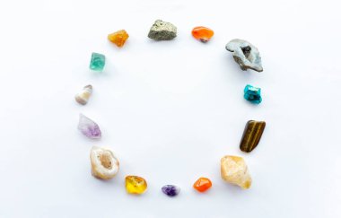 Parlak değerli mineraller ve değerli taşlar beyaz arka planda bir yüzük şeklinde. Sosyal ağlarda paylaşım için değerli ve yarı değerli taşlar çerçevesi.