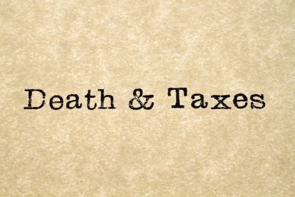 Morte & Impostos Tipo de máquina de escrever — Fotografia de Stock