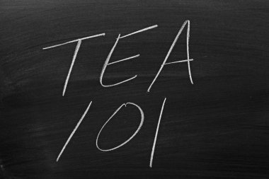 Bir kara tahta üzerinde çay 101