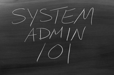 Bir kara tahta üzerinde Sistem Yöneticisi 101