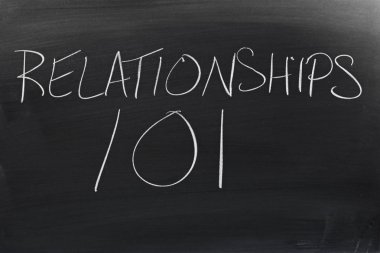 İlişkiler 101 bir kara tahta üzerinde