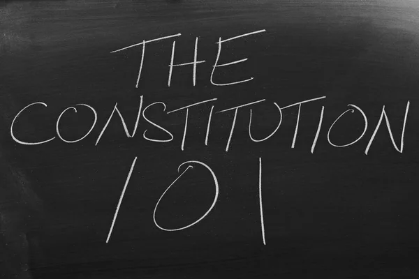 La Constitution 101 sur un tableau noir — Photo