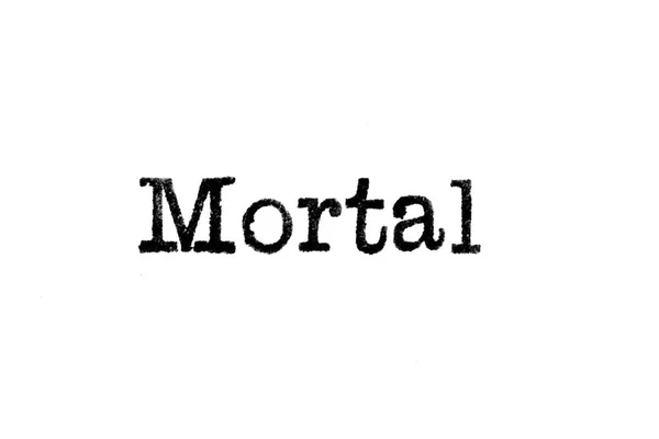 A palavra "Mortal" de uma máquina de escrever em branco — Fotografia de Stock