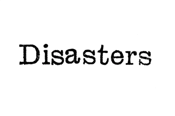 Le mot "Catastrophes" d'une machine à écrire sur blanc — Photo