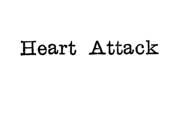 Η λέξη «Καρδιακή προσβολή» από μια γραφομηχανή σε λευκό — Φωτογραφία Αρχείου