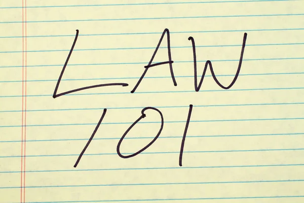 Legge 101 su un cuscinetto giuridico giallo — Foto Stock
