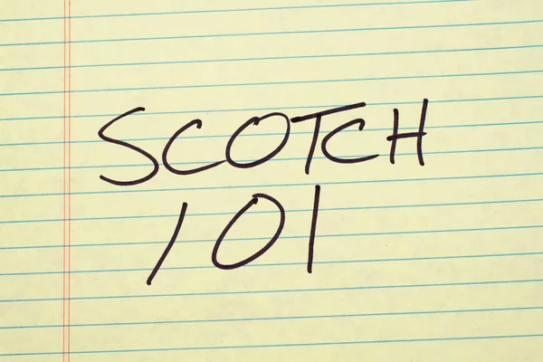 Scotch 101 σε ένα κίτρινο μαξιλάρι νομικής — Φωτογραφία Αρχείου