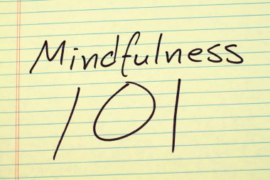 Mindfulness 101 üzerinde sarı bloknot
