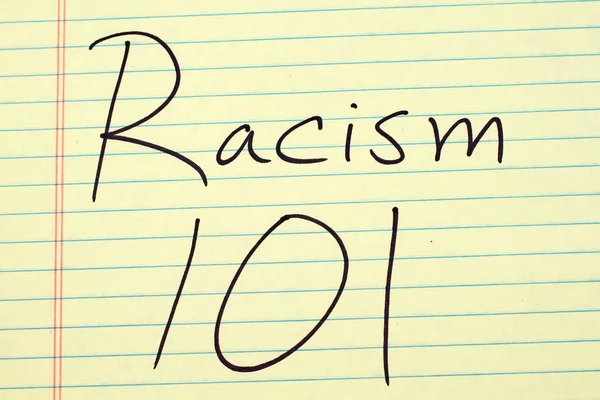 Rasizm 101 na żółty ściennym — Zdjęcie stockowe