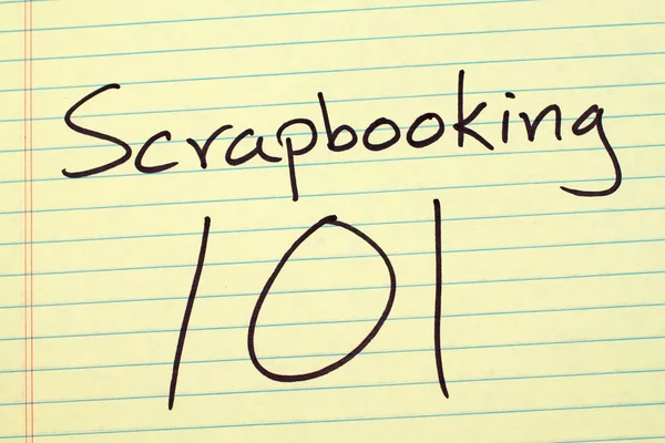 Scapbooking 101 en una almohadilla legal amarilla — Foto de Stock