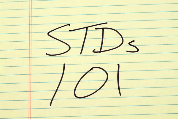 STDs 101 บนแผ่นกฎหมายสีเหลือง — ภาพถ่ายสต็อก