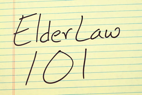 Ley de Ancianos 101 Sobre un Almohadilla Legal Amarilla — Foto de Stock