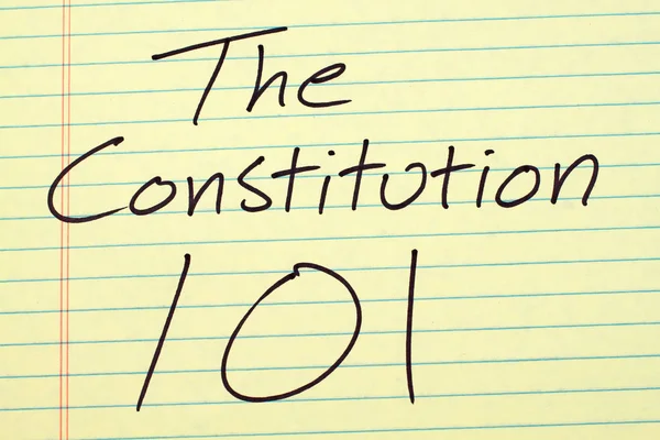 A Constituição 101 sobre uma almofada legal amarela — Fotografia de Stock