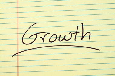 Büyüme üzerinde sarı bloknot