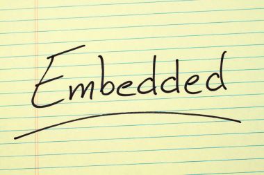 Sarı bloknot üzerinde gömülü