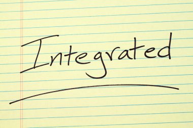 Sarı bloknot üzerinde entegre