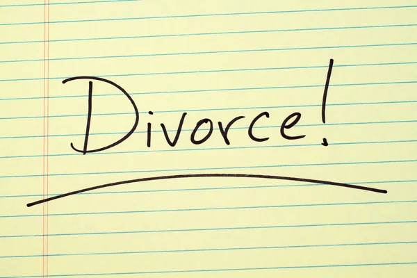 Divorcio! En una almohadilla legal amarilla — Foto de Stock
