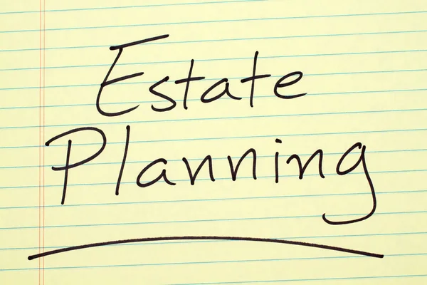 Emlak planlama üzerinde sarı bloknot