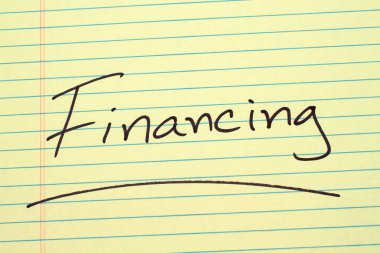 Üzerinde sarı bloknot finansman