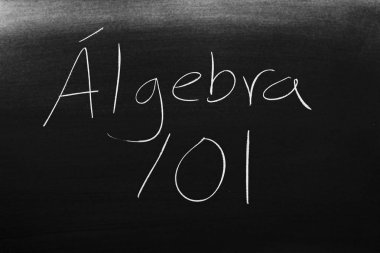 Tebeşir bir kara tahta üzerinde kelime cebir 101
