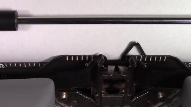 古い手動タイプライターでホワイトペーパーに入力されている単語 Machining 101 のクローズアップビデオ マクロで撮影 — ストック動画