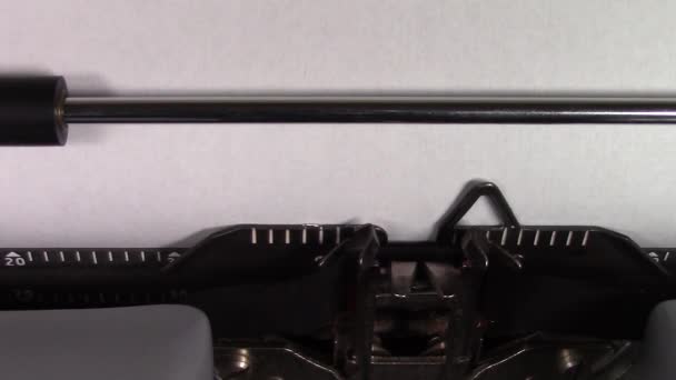 古い手動タイプライターで白い紙に入力されている単語 カンナビス101 の終わりのビデオ マクロで撮影 — ストック動画