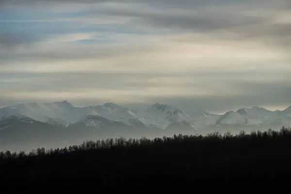 Заснеженные вершины гор Ретезат греются в диффузном последнем свете дня — стоковое фото