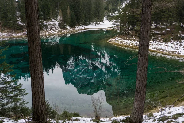 Die österreichischen Alpen spiegeln sich im türkisfarbenen Wasser des grünen Sees — Stockfoto