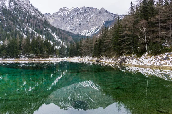 Os Alpes austríacos refletindo nas águas do Gruener Veja — Fotografia de Stock