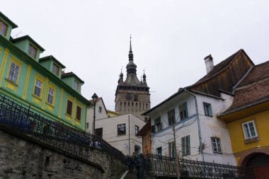Sighisoara, Romanya-30.12.2017: saat kulesine giden merdivenleri tırmanmaya