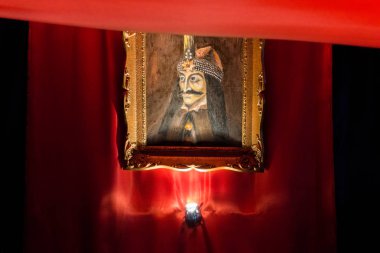 Sighisoara, Romanya - 30.12.2017: Vlad Tepes, portre Sighisoara memorial evde asılı