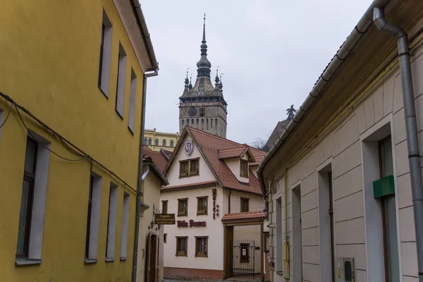 Sighisoara, Roumanie - 30.12.2017 : La tour de l'horloge de Sighisoara vue depuis une rue de la vieille ville — Photo