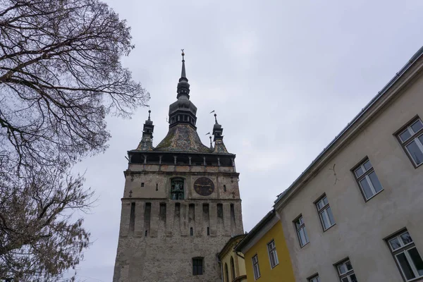 Wieża zegarowa w Sighisoara widziana z placu miejskiego — Zdjęcie stockowe