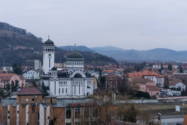 Sighisoara, Roumanie - 30.12.2017 : Vue vers la cathédrale orthodoxe et les collines — Photo