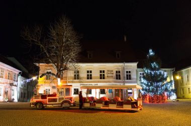Sighisoara, Romanya - 30.12.2017: Noel tren ve kent ağacında