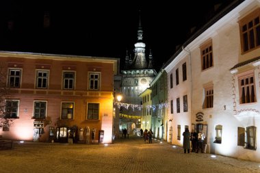 Sighisoara, Romanya - 30.12.2017: Kasaba meydanında turist