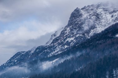 Sis ve bulutlar sardı sağlam dağlık manzara ile dramatik sahne