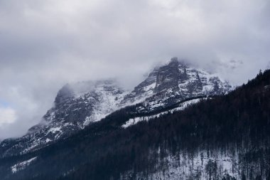 Ürkütücü dağlar sahne Alp yoğun sis ve bulutlar kefen ile