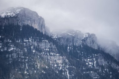 Görkemli dağ sırtı dik uçurum yüz bulutlar tarafından yuttu