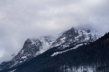 Yüksek dağ zirveleri Avusturya'nın Tyrol bölgesi dağlarında bulutlar tarafından yuttu