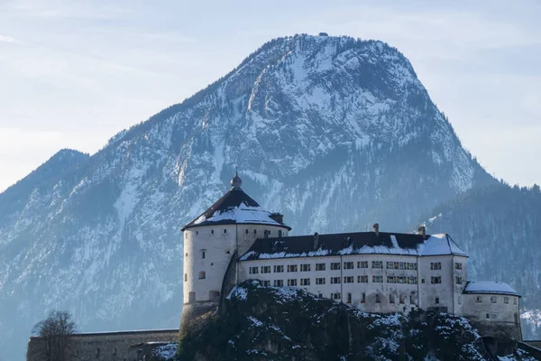 La fortezza medievale di Kufstein sorge su una collina al confine tra il Tirolo austriaco e la Baviera tedesca. La montagna sullo sfondo si chiama Pendling — Foto Stock