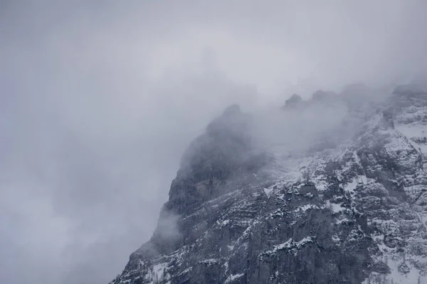 Dramáticas cimas de montañas envueltas en misterio — Foto de Stock