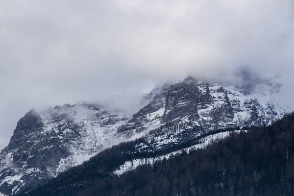 Nubes envolviendo una escarpada cima montañosa en los Alpes austríacos — Foto de Stock