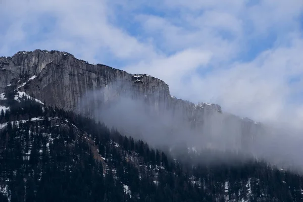 Nubes Golpeando Una Pared Vertical Piedra Los Alpes Austríacos — Foto de Stock