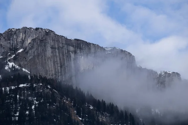 Muralla Piedra Vertical Envuelta Nubes Las Montañas Austria — Foto de Stock