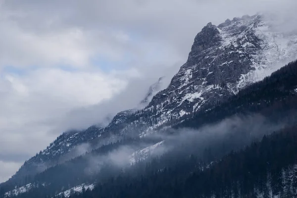 Dramático Paisaje Montañoso Con Niebla Envolviendo Bosque Nubes Envolviendo Los — Foto de Stock