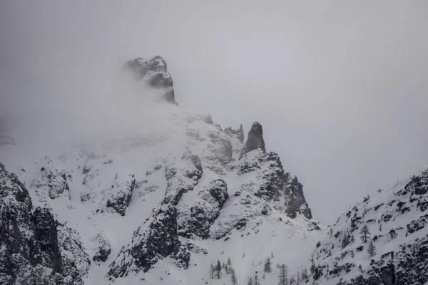 Pico Alpino Medio Una Tormenta — Foto de Stock