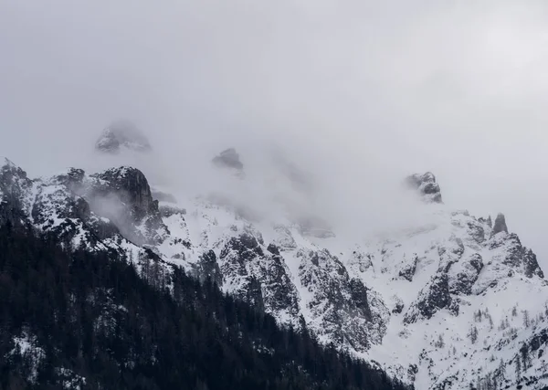 Picos Montaña Rugosos Que Sobresalen Las Nubes — Foto de Stock